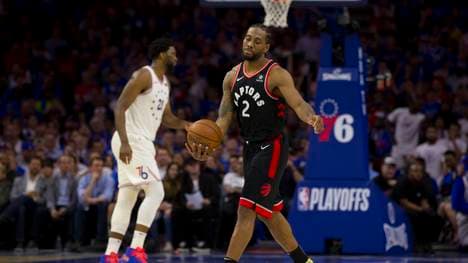Kawhi Leonard (r.) glänzte für die Raptors, Joel Embiid gibt dagegen Rätsel auf