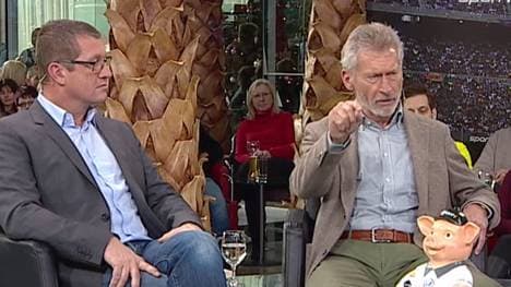 Paul Breitner (r.) erläutert die Überlegenheit des FC Bayern