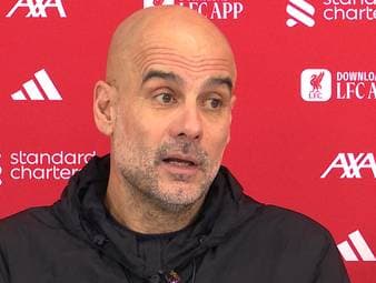 Mit dem 2:1-Sieg gegen Liverpool holt sich Manchester City wichtige drei Punkte, um nicht den Anschluss an Spitzenreiter Arsenal zu verlieren. Auch Trainer Pep Guardiola hat die Gunners fest im Blick.