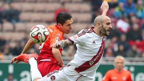 Der 1. FC Kaiserslautern um Karim Matmour (l.) im Duell mit Javier Pinola vom 1. FC Nürnberg