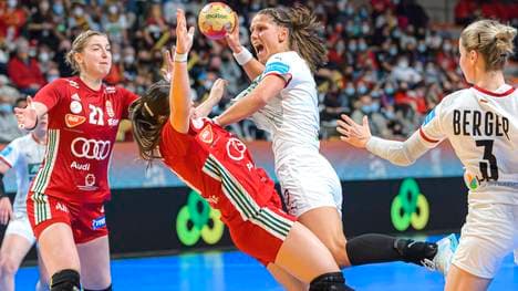 Xenia Smits (2.v.r.) tankt sich durch die ungarische Abwehr