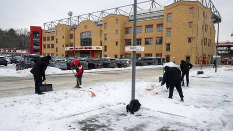 Fans schippen Schnee vor der Alten Försterei