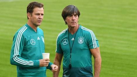 Oliver Bierhoff (l.) stärkt Joachim Löw den Rücken