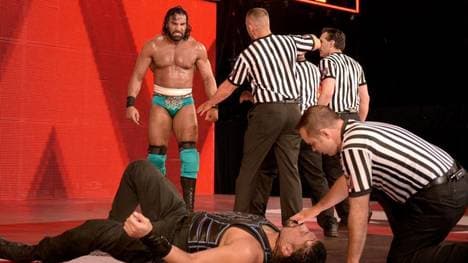 Roman Reigns wurde bei RAW von Seth Rollins attackiert