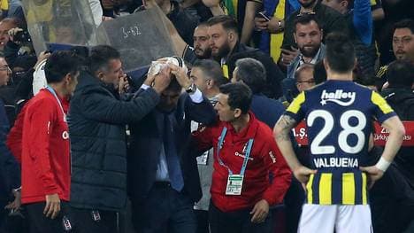 Besiktas-Trainer Senol Günes wurde von einer Sitzschale getroffen