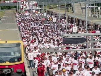 Da den Fans des VfB Stuttgart ein Fanmarsch zum Stadion untersagt wurde, reisten rund 25.000 Anhänger mit der S-Bahn an. Bereits während der Anfahrt sorgten sie für eine lautstarke Stimmung