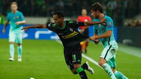 Mönchengladbachs Raffael (l.) im Zweikampf mit Sergi Roberto vom FC Barcelona