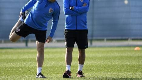 Ivica Olic (l) schätzt besonders Busquets als Gefahr ein