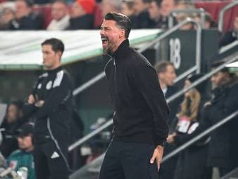 Trainer Sandro Wagner steckt mit dem FC Augsburg in einer tiefen Krise. Die Runde im SPORT1-Doppelpass reagiert auf die Plakat-Kritik von Teilen der eigenen Anhängerschaft.