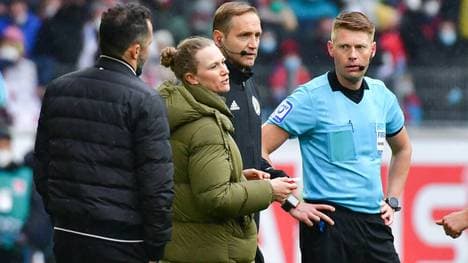 Bayern-Teammanagerin Kathleen Krüger steht nach dem Wechsel-Fehler im Fokus