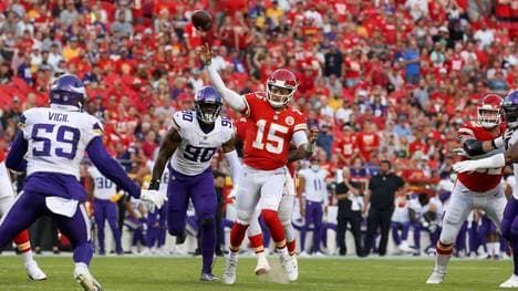 Patrick Mahomes (3.v.l.) will mit den Kansas City Chiefs erneut den Super Bowl holen