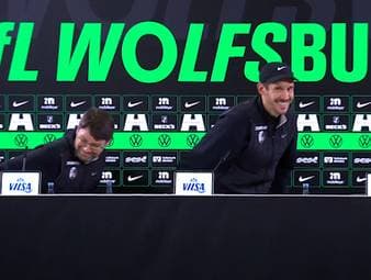 Nach dem 4:3-Spektakel will sich der SC Freiburg umgehend auf den Heimweg aus Wolfsburg machen, verlegt dafür extra die Pressekonferenz nach vorne. Doch was dann passiert, überrascht.