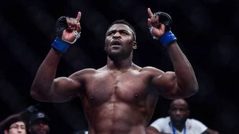 Francis Ngannou krönt sich zum Champion im Schwergewicht
