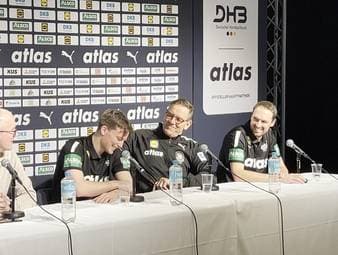 Am Tag nach dem Sieg gegen Italien nimmt Nils Lichtlein neben Alfred Gislason bei der Pressekonferenz teil und bekommt ein Sonderlob von seinem Trainer, auf dessen ganz eigene Art und Weise.