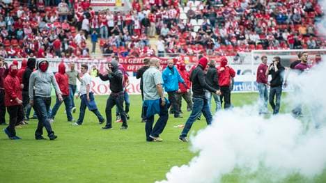 Kickers-Fans stürmten den Platz in Offenbach