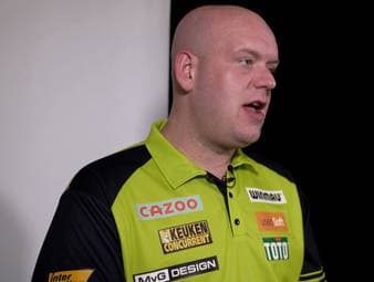 Michael van Gerwen kennt Freundschaftsbücher eigentlich nur von seiner Tochter - nun muss er selbst Farbe bekennen und verblüfft mit einigen Antworten.