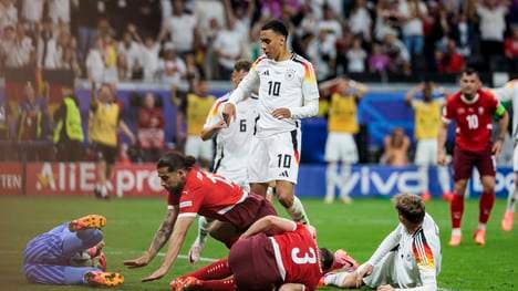 Jamal Musiala (M.) im Zweikampf mit den Schweizern