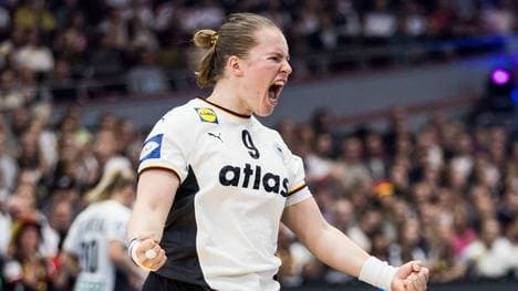 Das DHB-Team um Lisa Antl feiert die nächste Party bei der Heim-WM