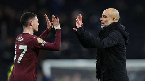 Phil Foden und Pep Guardiola klatschen sich ab