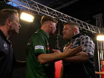 Charlie Manby gerät bei den UK Open nach seinem Sieg gegen James Hurrell mit seinem Landsmann aneinander. Im Interview nach der Partie spricht der Darts-Youngster über die Gründe. 
