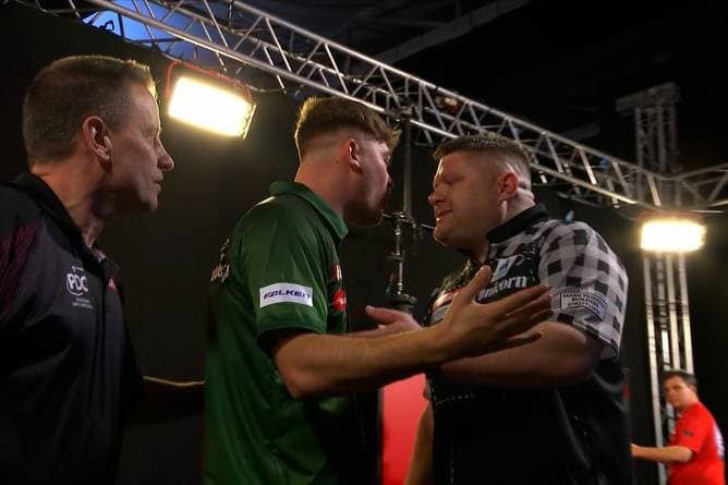 Zoff nach Match-Ende! Sogar der Referee greift ein