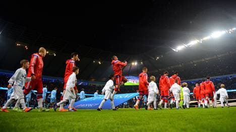 Die Spieler des FC Bayern München und von Borussia Mönchengladbach werden mit Down-Syndrom-Kindern einlaufen