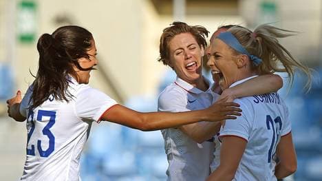Die Spielerinnen der amerikanischen Nationalmannschaft bejubeln ein Tor