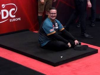 Dem ungarischen Darts-Spieler Patrik Kovacs gelingt die Sensation und er gewinnt als Underdog in der 1. Runde bei den German Darts Grand Prix in München sein Duell gegen den Engländer Joe Cullen.