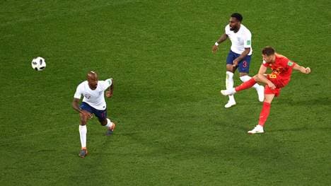 Adnan Januzaj (r.) lässt seine Gegenspieler stehen und schlenzt zum Führungstor für Belgien