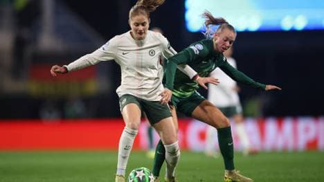 Sjoeke Nüsken (l.) gewinnt mit Chelsea in Wolfsburg