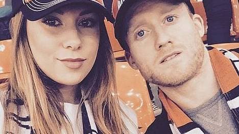 Montana Yorke erklärt André Schürrle, wie man Eishockey spielt.