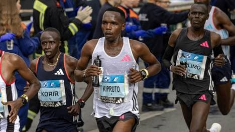 Amos Kipruto (M.) gewinnt in Hamburg