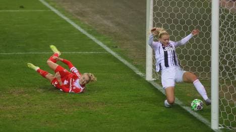 War der Ball von Bayern-Star Lea Schüller wirklich komplett hinter der Linie?