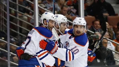 Leon Draisaitl (M.) brachte die Edmonton Oilers in Führung