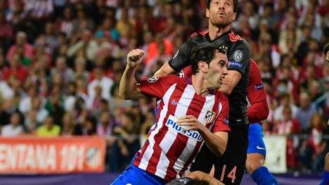Atletico Madrids Diego Godin (v.) im Duell mit Bayerns Xabi Alonso