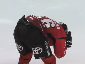 Im Topspiel gegen die Straubing Tigers erleben die Kölner Haie einen Schock-Mement um ihren Spieler Nate Schnarr.