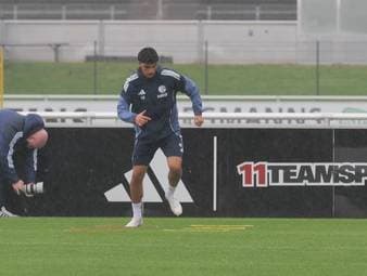 Mertcan Ayhan hat seinen Vertrag beim FC Schalke 04 im Sommer bis 2028 verlängert - durch die Verletzung von Timo Becker ist das Talent jetzt gefordert.