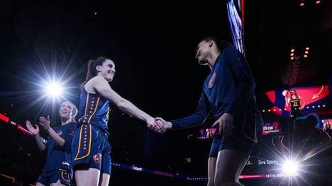 Caitlin Clark (l.) soll das neue Gesicht der WNBA werden und die Liga in neue Sphären führen
