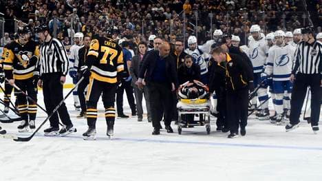 Schiedsrichter Steve Kozari wird nach einem Zusammenprall mit Tampa Bays Haydn Fleury mit einer Trage vom Eis gebracht