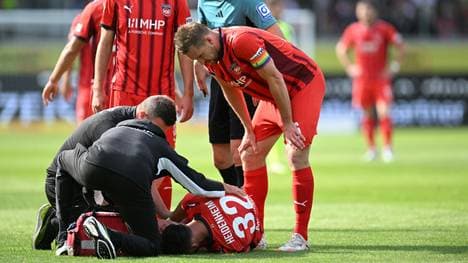 Leart Pacarada liegt verletzt am Boden