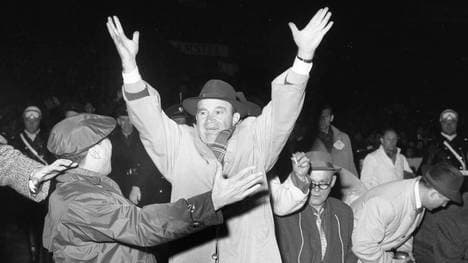 Béla Guttmann jubelt über den Sieg im Europapokal der Landesmeister 1961