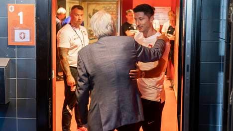 Robert Lewandowski und Leo Beenhakker bei einem Wiedersehen bei der Nations League 2022