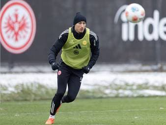 Auf dem Weg zum Training scherzt Frankfurt-Trainer Dino Toppmöller mit den Journalisten. Sein neuer Stürmer stellt sich bei der Eintracht vor.
