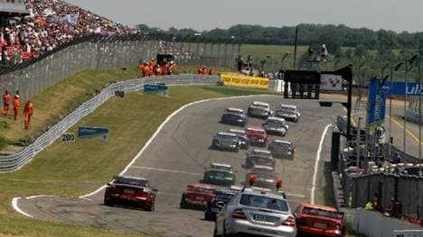 Die abschÃ¼ssige Start-Ziel-Gerade in Brands Hatch fordert die DTM-Piloten