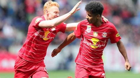 Karim Adeyemi (r.) steht vor einem Wechsel zum BVB