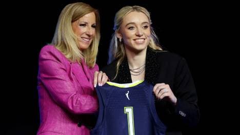 Paige Bueckers (r.) beim WNBA-Draft