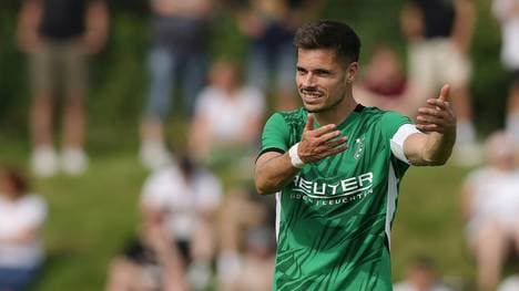 Julian Weigl gibt Anweisungen