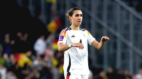 Bibiane Schulze Solano trägt das Trikot mit dem neuen Design