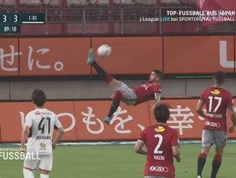 Im Spiel der japanischen J-League zwischen den Kashima Antlers und Cerezo Oska kommt es zum absoluten Traumtor des Brasilianers Everaldo Stum.