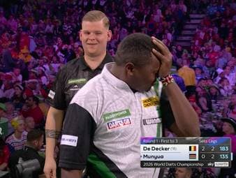 Der Kenianer David Munyua sorgt in der ersten Runde der Darts-WM 2026 für eine der größten Sensationen der WM-Geschichte. Im Spiel gegen Mike De Decker sorgt er mit mehreren verrückten Szenen für Aufsehen.